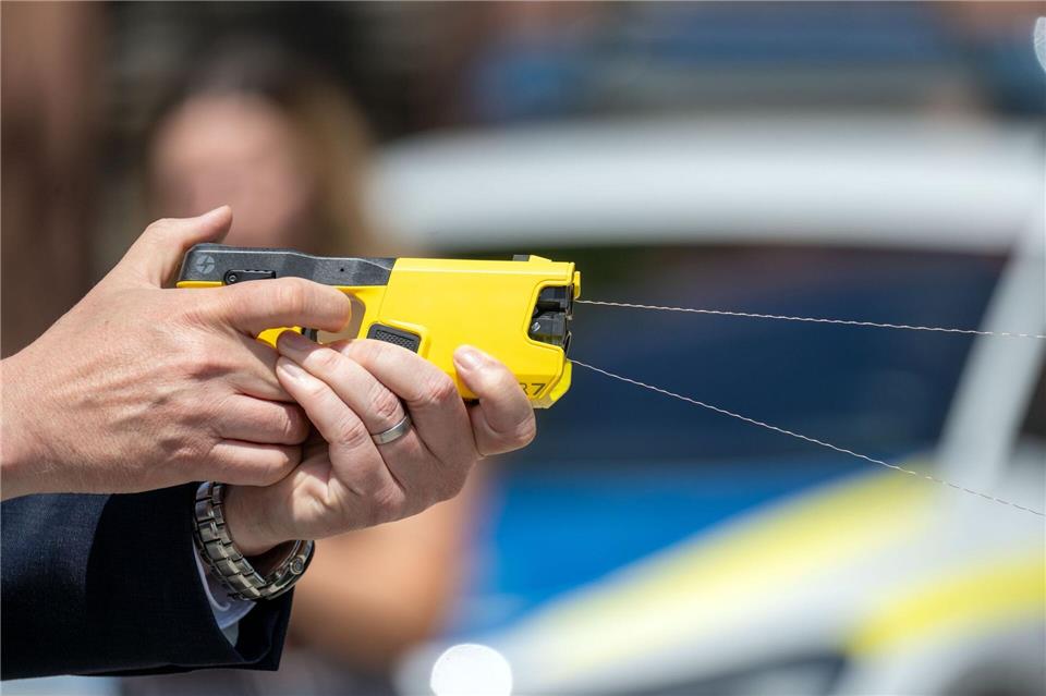 Taser statt Pistole? Die bayerische Polizei testet den Einsatz auf Streife.Pia Bayer/dpa