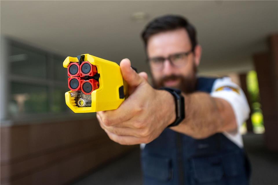 Taser statt Pistole? Die bayerische Polizei will das nun auch für den Einsatz auf Streife testen.Pia Bayer/dpa