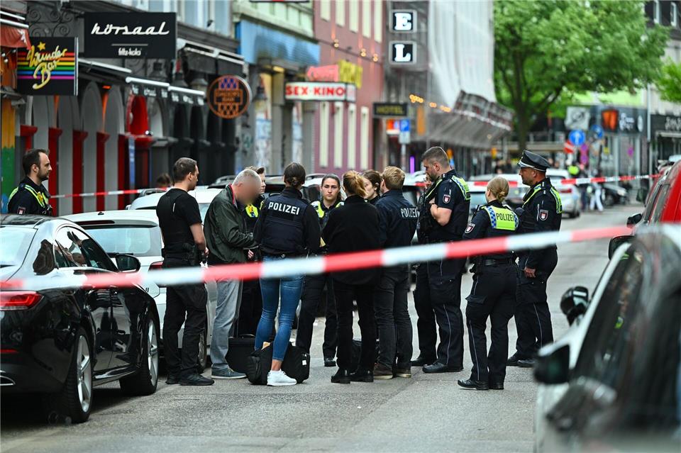 Taten unter Einsatz einer Schusswaffe sind laut Hamburger Polizeistatistik im vergangenen Jahr seltener geworden. (Archivbild)Jonas Walzberg/dpa