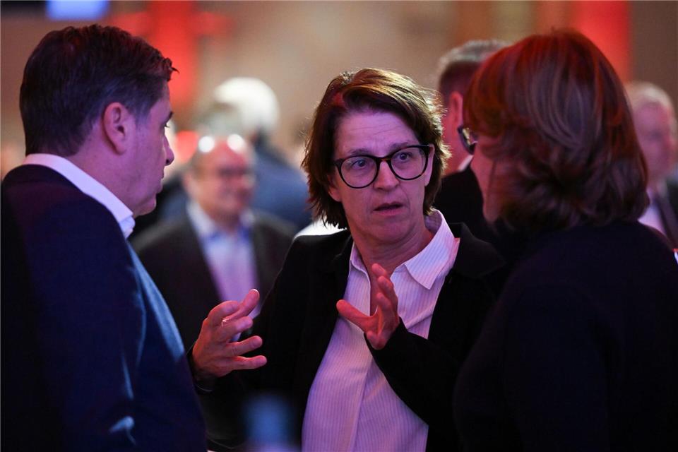 Tatjana Haenni (M) freut sich über die Beförderung von Marie-Louise Eta zur Trainerin von Union Berlin. (Archivbild)Florian Wiegand/dpa