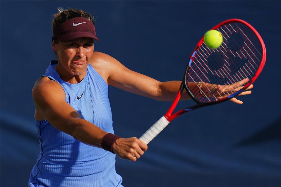 Tatjana Maria ist mit 38 Jahren noch auf der Tour - und will noch weitermachen, bis sie mit ihrer Tochter (11) ein Doppel-Duo bilden kann.Kirsty Wigglesworth/AP/dpa