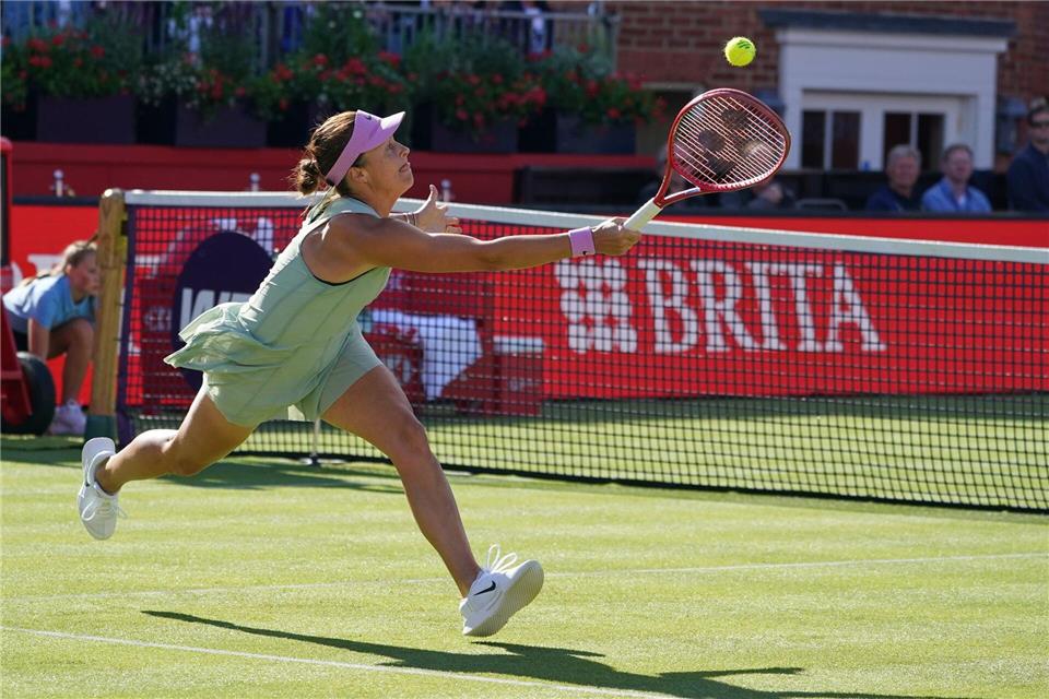 Tatjana Marias Spielstil ist gefährlich auf Rasen - das zeigte die Tennisspielerin trotz ihrer Niederlage auch gegen Jelena Rybakina.Alberto Pezzali/AP/dpa