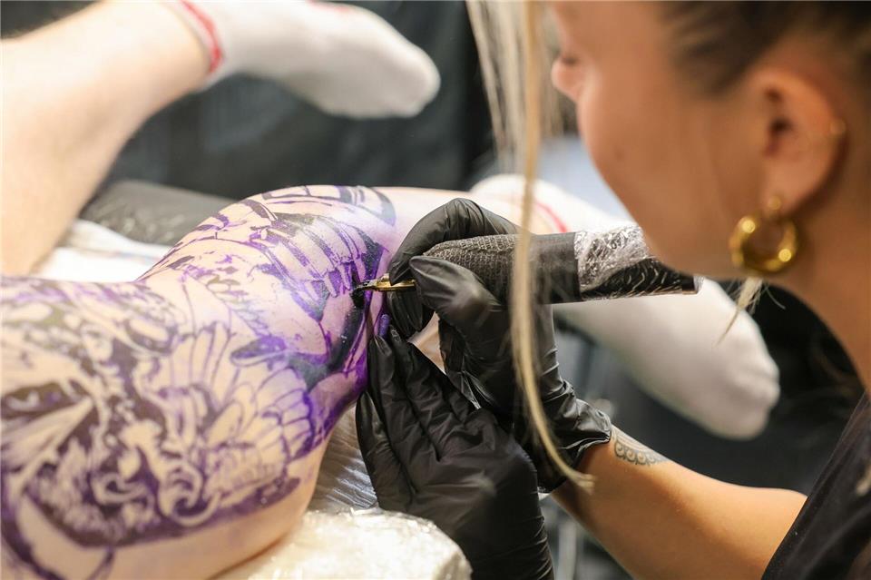 Tattoo Convention: Künstlerin Marie zeigt ihr Können“Peter Gercke/dpa
