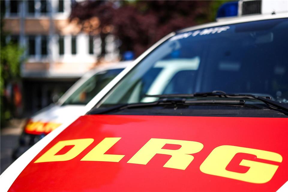 Taucher des DLRG halfen bei der Bergung des Wagens. (Symbolbild) Christoph Reichwein/dpa