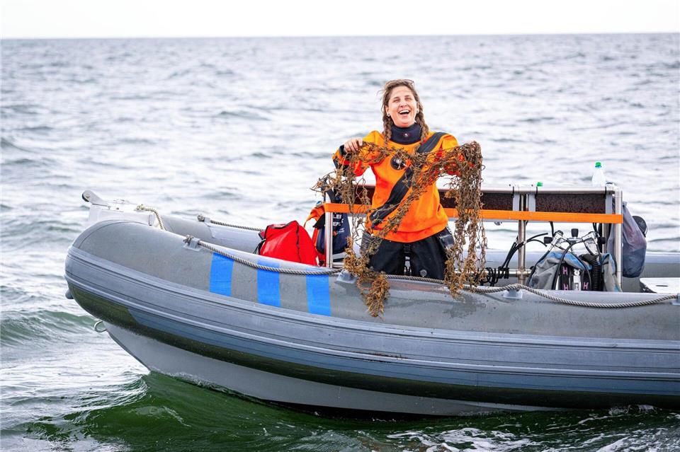 Taucher des Vereins Ghost Diving Germany haben viele Geisternetze aus der Nordsee vor der niedersächsischen Küste geborgen. Sina Schuldt/dpa