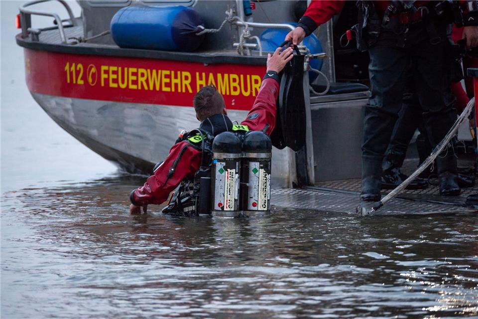 Taucher holten die Leiche aus der Elbe (Archivfoto)Jonas Walzberg/dpa