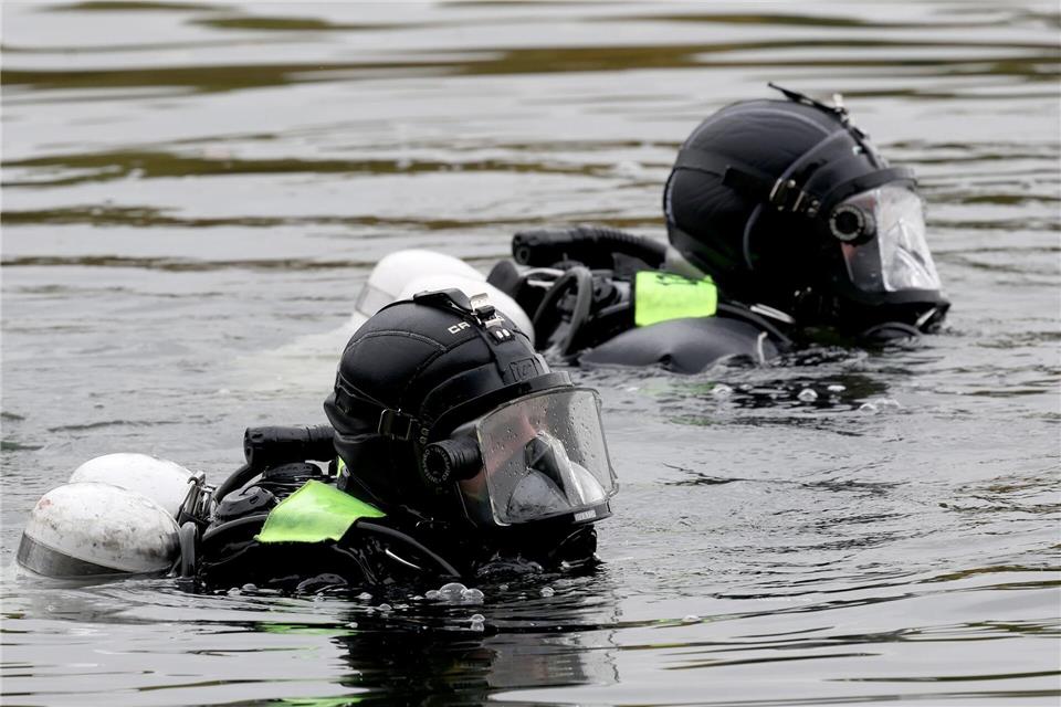 Taucher setzen die Suche am Morgen im Geierswalder See fort. (Symbolbild)Bernd Wüstneck/dpa