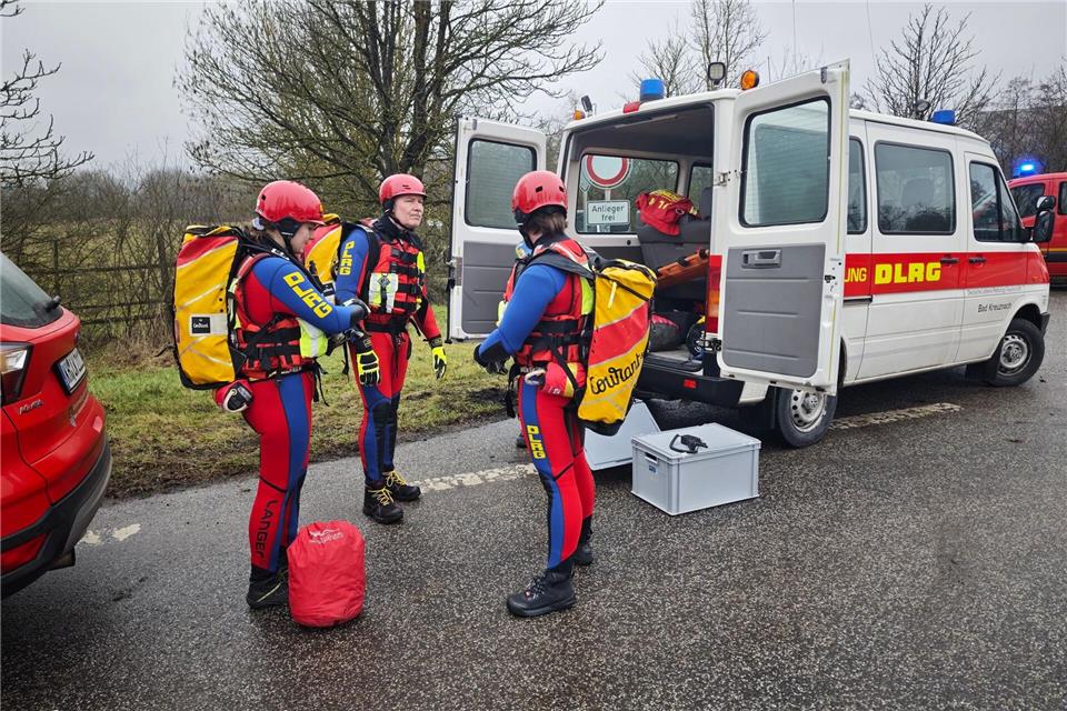 Taucher suchen nach dem Vermissten. -/Kreisverwaltung Bad Kreuznach Brand- und Katastrophenschutz – Rettungsdienst/dpa