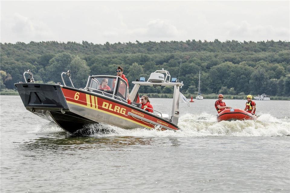Tauchteams von DLRG, Polizei und Feuerwehr suchten den vermissten Menschen. (Symbolbild)Carsten Koall/dpa