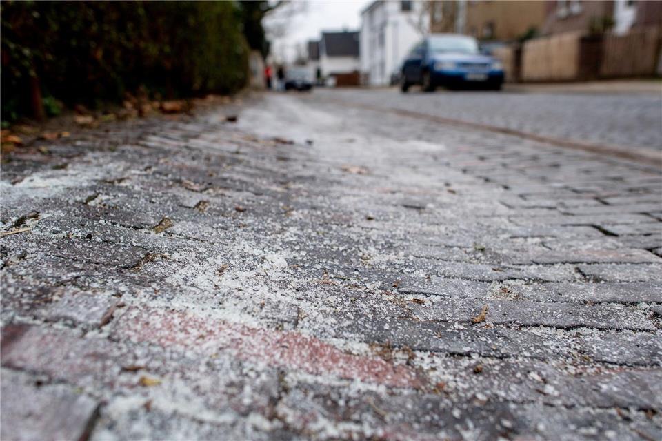 Taumittel können derzeit auch nicht in Ausnahmesituationen auf Berliner Straßen verwendet werden.Hauke-Christian Dittrich/dpa