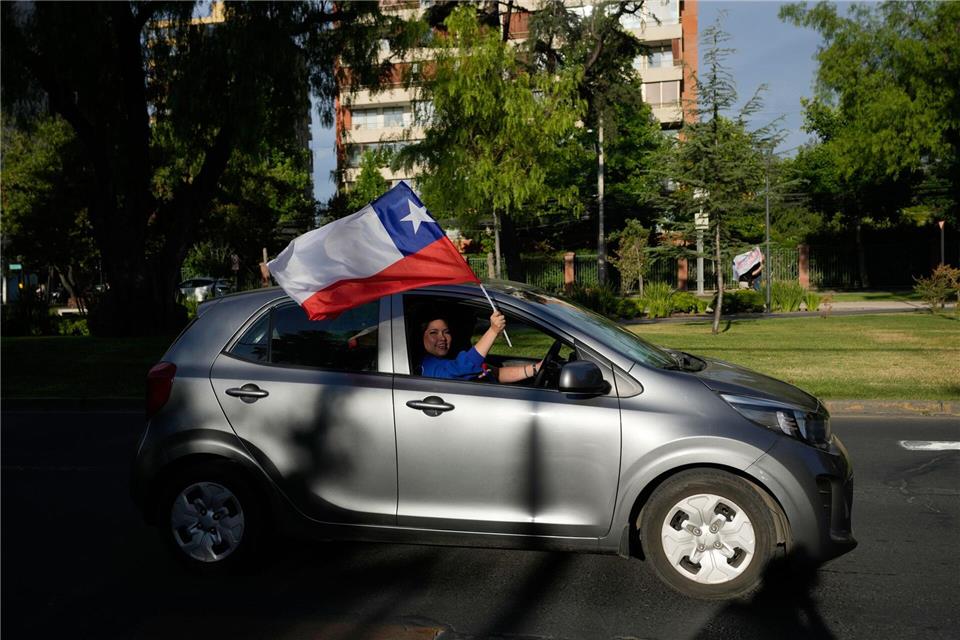 Tausende Anhänger von Kast feierten seinen Wahlsieg auf den Straßen.Matias Delacroix/AP/dpa