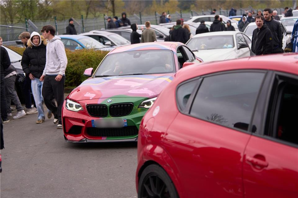 Tausende Auto- und Tuningfans haben den „Car-Freitag“ wieder für ein Szenetreffen auf der Eifel-Rennstrecke genutzt.Thomas Frey/dpa