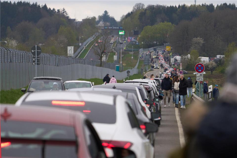 Tausende Auto- und Tuningfans treffen sich alljährlich am „Car-Freitag“ an Eifel-Rennstrecke.Thomas Frey/dpa