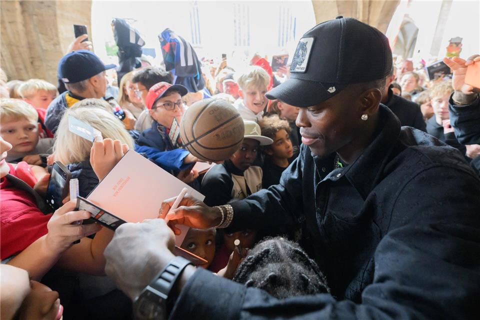 Tausende Basketball-Fans feierten Dennis Schröder in Braunschweig.Julian Stratenschulte/dpa