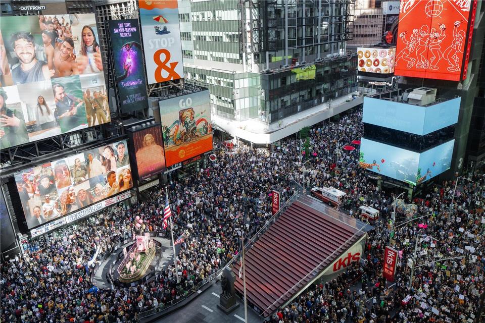 „No Kings“: Amerikaner gehen gegen Trump auf die Straße Tausende Demonstranten füllten den Times Square in New York.Olga Fedorova/AP/dpa