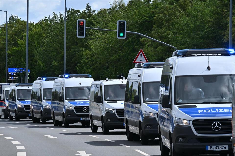 Tausende Einsatzkräfte der Polizei aus dem ganzen Bundesgebiet sind im Einsatz.Martin Schutt/dpa