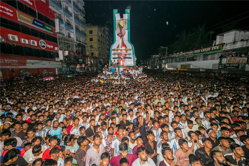 Tausende Fans in Bangladesch verfolgen die Fußball-WM, vor allem die Spiele ihres Superstars Lionel Messi.Rayhan Ahmed/ZUMA Press Wire/dpa