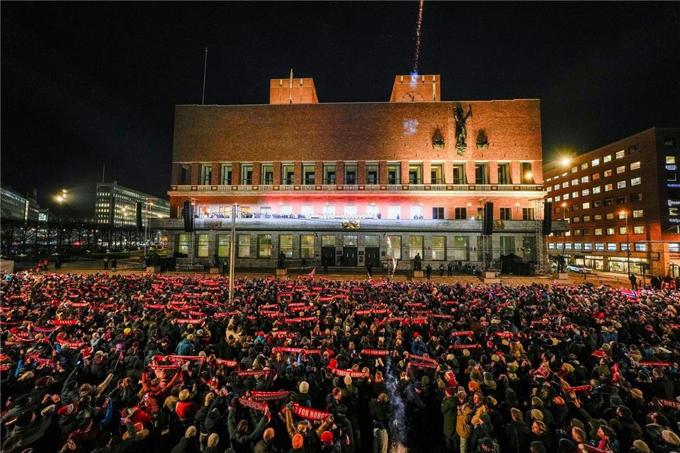 Tausende Fans jubeln der Nationalmannschaft in Oslo zu.Heiko Junge/NTB/dpa