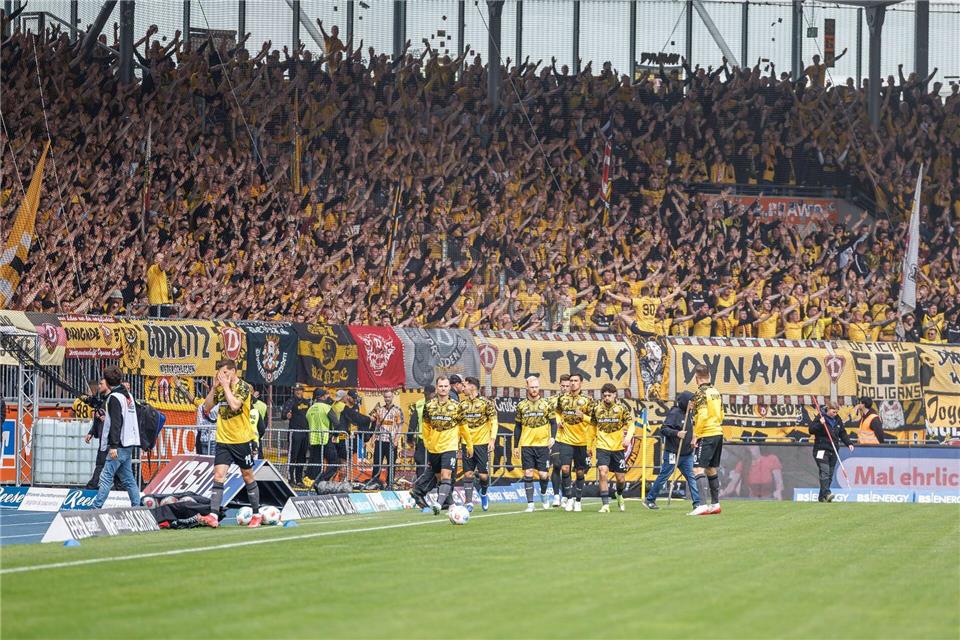 Tausende Fans von Dynamo Dresden beim Spiel in Braunschweig.Andreas Gora/dpa