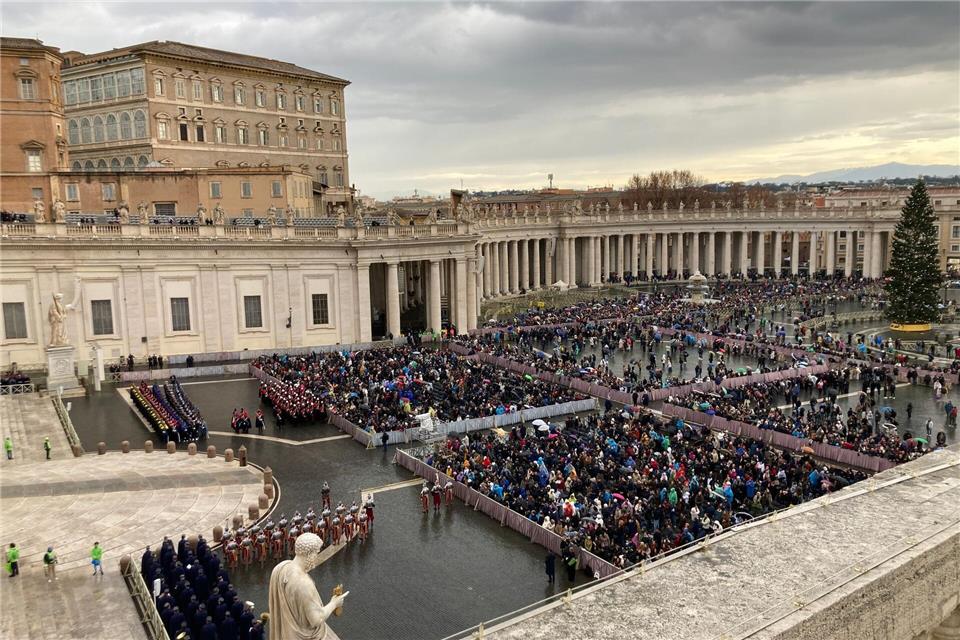 Tausende Gläubige warteten in der nassen Kälte auf dem Petersplatz auf den Segen des Papstes.Sabine Dobel/dpa