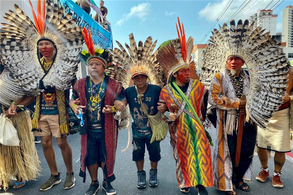 Tausende Indigene und internationale Klimaschützer zogen durchs Zentrum der Millionenstadt Belém.Torsten Holtz/dpa