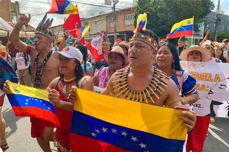 Tausende Indigene und internationale Klimaschützer zogen durchs Zentrum der Millionenstadt Belém.Torsten Holtz/dpa