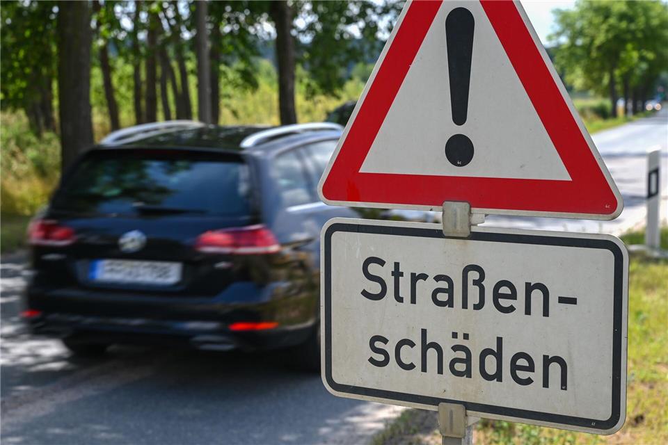 Tausende Kilometer Straßen und Schienen sind reparaturbedürftig. (Archivbild)Patrick Pleul/dpa-Zentralbild/ZB