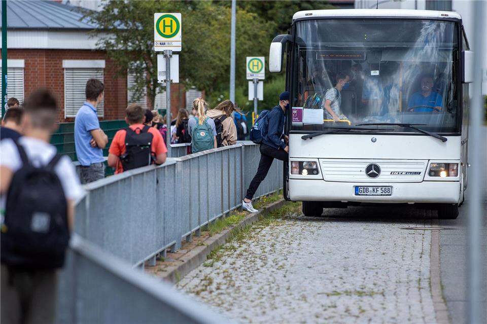 Tausende Kinder seien wieder zu Fuß, mit dem Fahrrad, Bus oder dem E-Scooter auf den Straßen unterwegs. (Symbolbild)Jens Büttner/dpa-Zentralbild/dpa