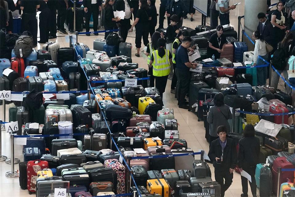 Tausende Koffer warteten am Flughafen Bangkok auf ihre Bearbeitung.Sakchai Lalit/AP/dpa