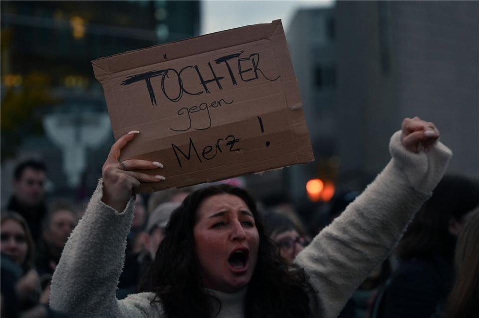 Tausende Menschen beim Protest vor der CDU-Zentrale. Lilli Förter/dpa