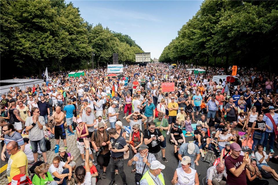 Tausende Menschen demonstrierten 2020 gegen Corona-Maßnahmen. (Archivbild) Christoph Soeder/dpa