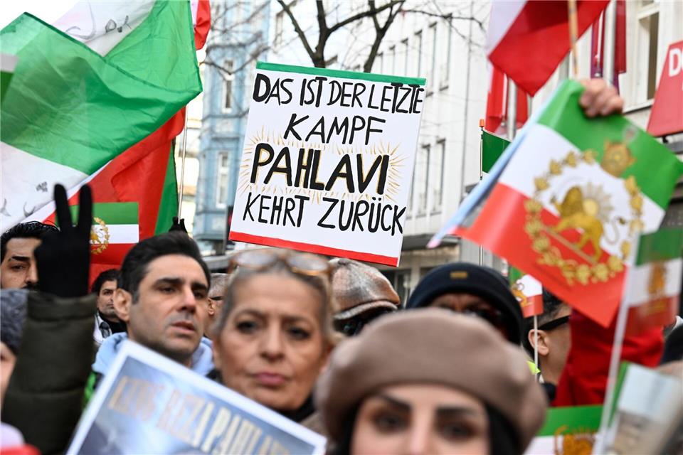 Tausende Menschen demonstrierten in Düsseldorf friedlich für ein Ende des Regimes im Iran.Roberto Pfeil/dpa