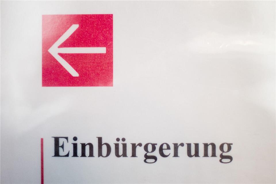 Tausende Menschen erhielten im vergangenen Jahr in den vier größten Städten Niedersachsens die deutsche Staatsangehörigkeit. (Symbolbild)picture alliance / Julian Stratenschulte/dpa