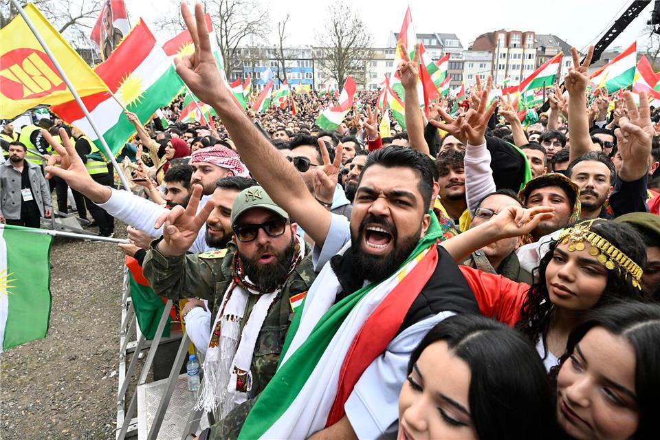 Zehntausende Menschen feiern kurdisches Neujahrsfest in Köln Tausende Menschen feiern in Köln das kurdische Neujahrsfest.Roberto Pfeil/dpa