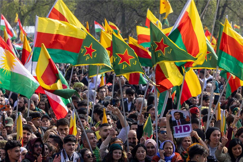 Tausende Menschen haben sich auf dem Frankfurter Rebstockgelände zum kurdischen Neujahrs- und Frühlingsfest Newroz versammelt. Helmut Fricke/dpa