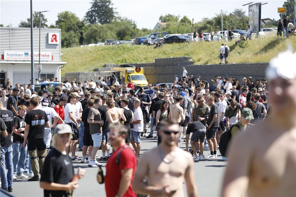 Tausende Menschen haben sich laut Polizei in und um Altschauerberg in Mittelfranken versammelt - sogenannte Hater des Youtubers „Drachenlord“.David O�wald/NEWS5/dpa