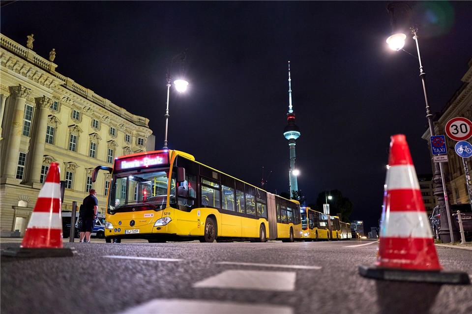 Tausende Menschen in Berlin-Mitte haben am späten Abend ihre Wohnungen wegen eines Kriegsmunitions-Funds in der Spree verlassen müssen.Michael Ukas/dpa