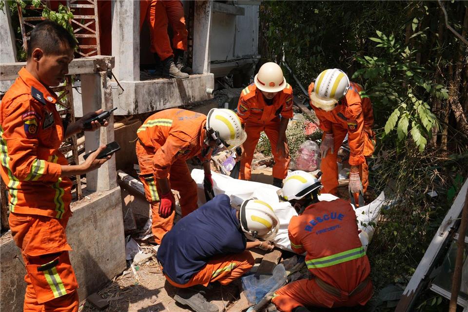 Tausende Menschen kamen bei dem verheerenden Beben ums Leben. (Archivbild)Uncredited/AP/dpa