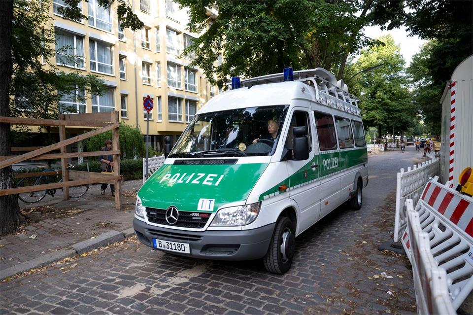 Tausende Menschen müssen in Berlin-Neukölln ihre Häuser und Wohnungen wegen einer Bombenentschärfung verlassen. Christophe Gateau/dpa