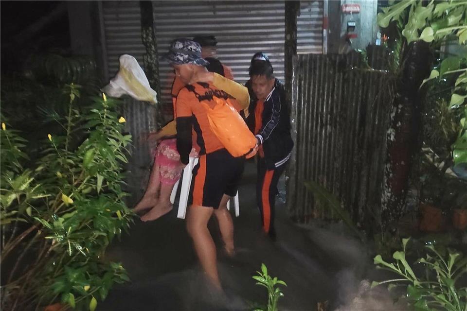 Tausende Menschen mussten aus ihren Häusern evakuiert werden.Uncredited/Philippine Coast Guard/AP/dpa