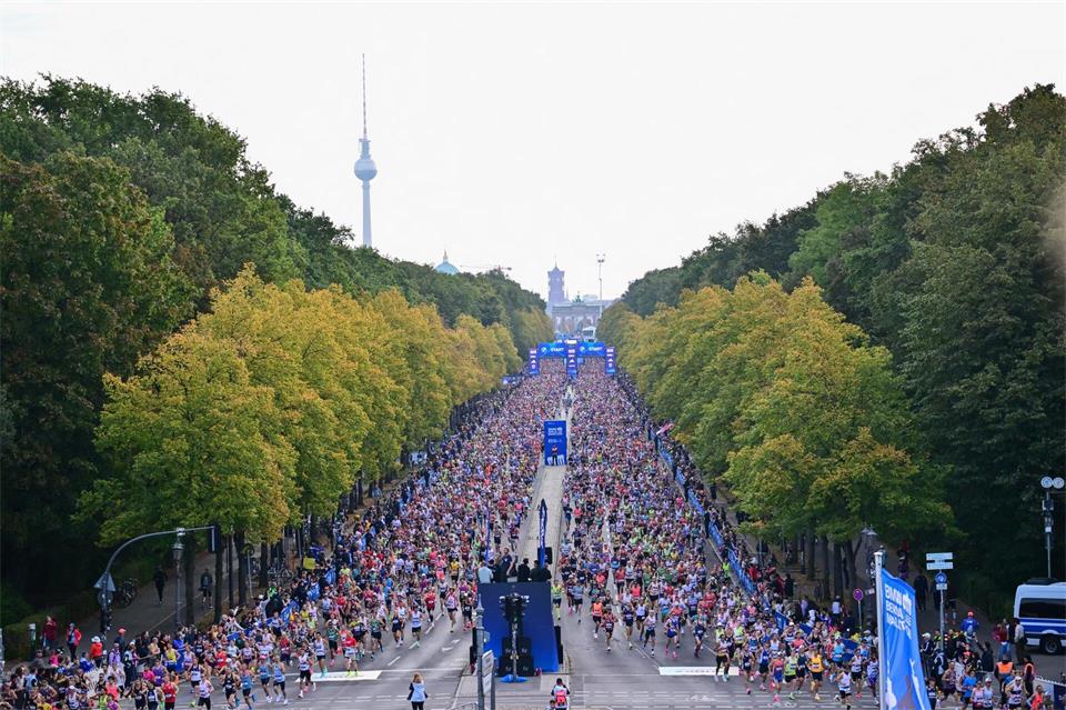 Tausende Menschen nahmen am Berlin-Marathon teil.Sebastian Gollnow/dpa