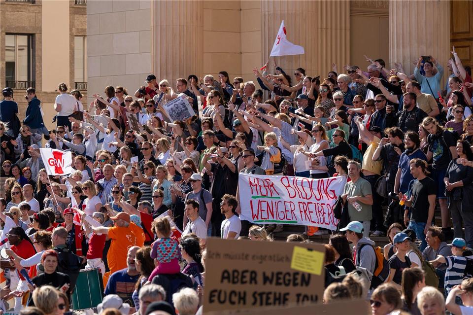 Tausende Menschen nahmen an der Demo gegen die zusätzliche Pflichtstunde teil.Soeren Stache/dpa