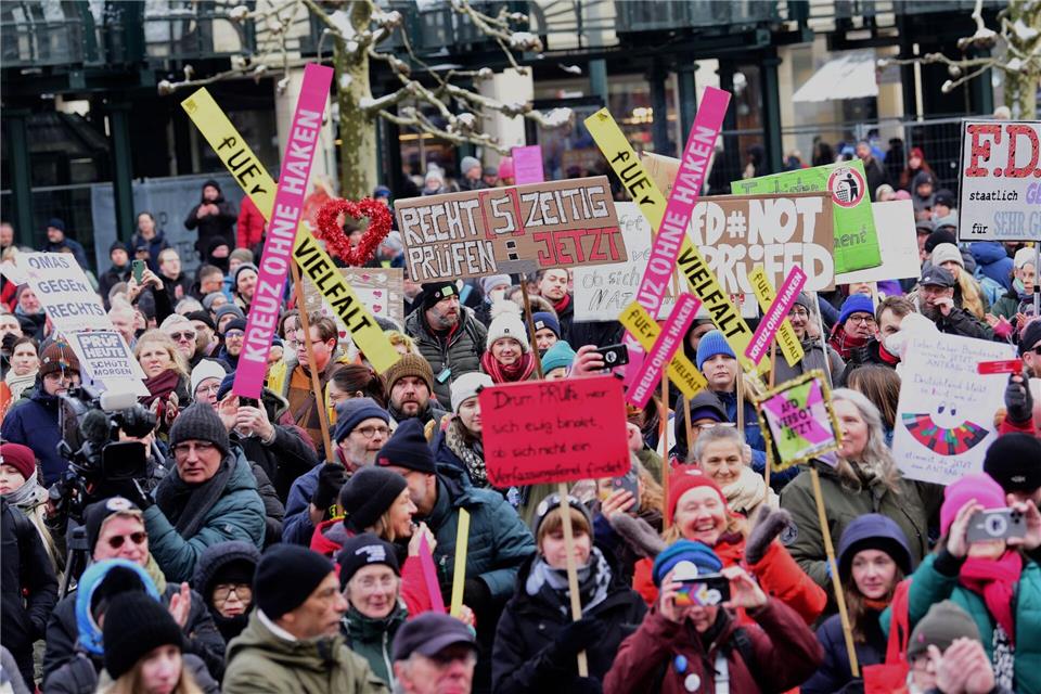 Tausende Menschen nahmen an der Demonstration teil.Daniel Bockwoldt/dpa