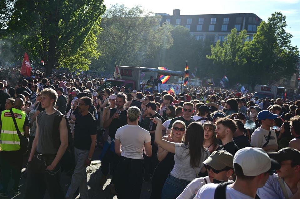 Tausende Menschen nahmen an der traditionellen Demonstration „Revolutionärer 1. Mai“ teil.Fabian Sommer/dpa