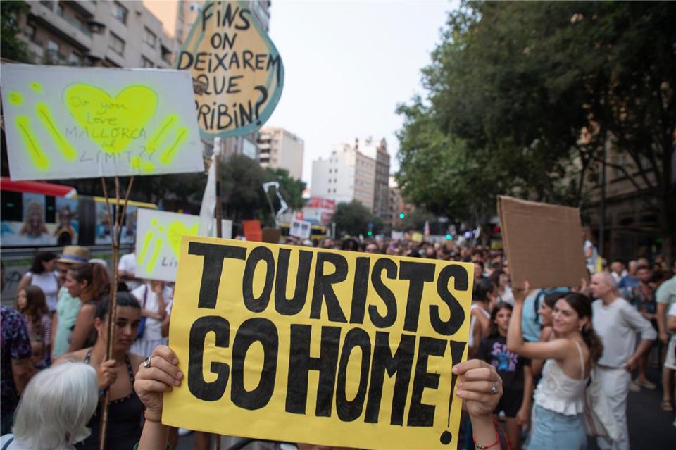Tausende Menschen sind auf Mallorca gegen den Massentourismus durch die Straßen gezogen.Clara Margais/dpa