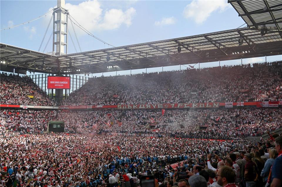 Tausende Menschen stürmten nach dem Aufstieg den PlatzAnke Waelischmiller/dpa