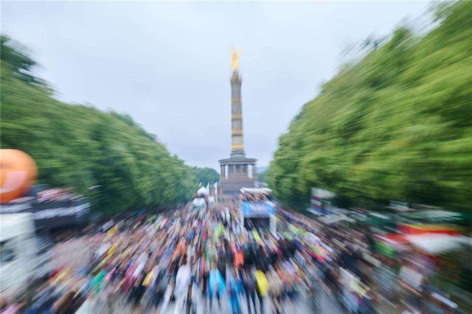 Tausende Menschen tanzen trotz Regen zur Musik der Technoparade „Rave The Planet“. (Archivbild) Annette Riedl/dpa