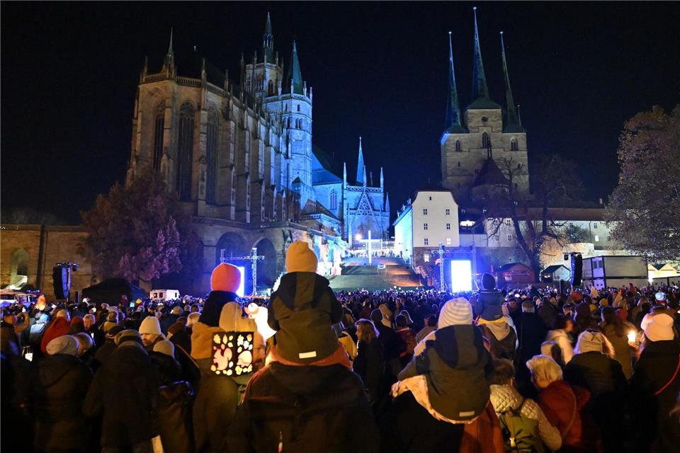 Tausende Menschen treffen sich beim Martinsfest vor dem Mariendom und der Severikirche auf dem Domplatz in Erfurt.Martin Schutt/dpa