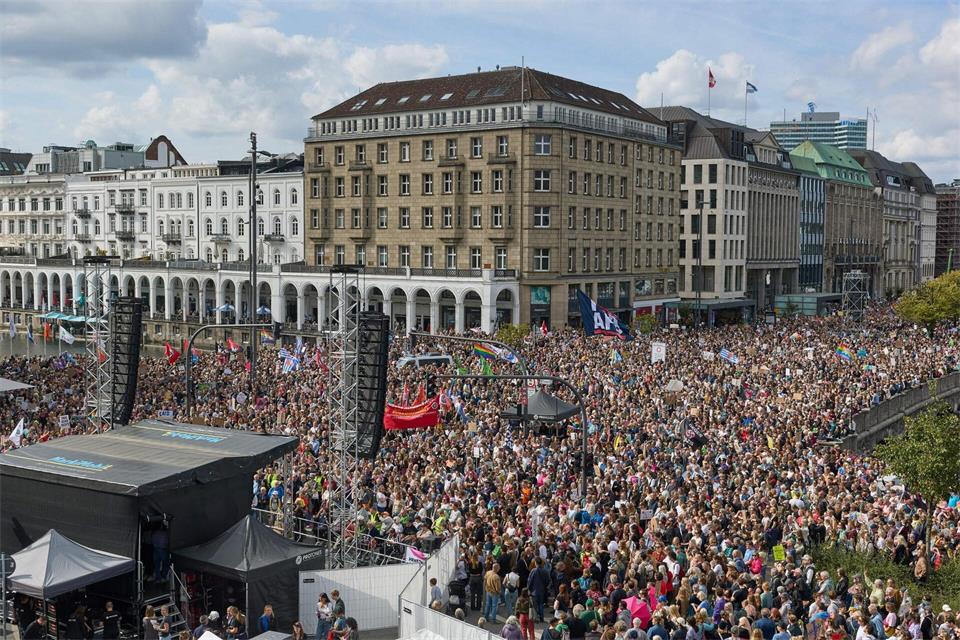 Tausende Menschen versammeln sich am Jungfernstieg, um gegen Rechtsextremismus zu protestieren.Georg Wendt/dpa