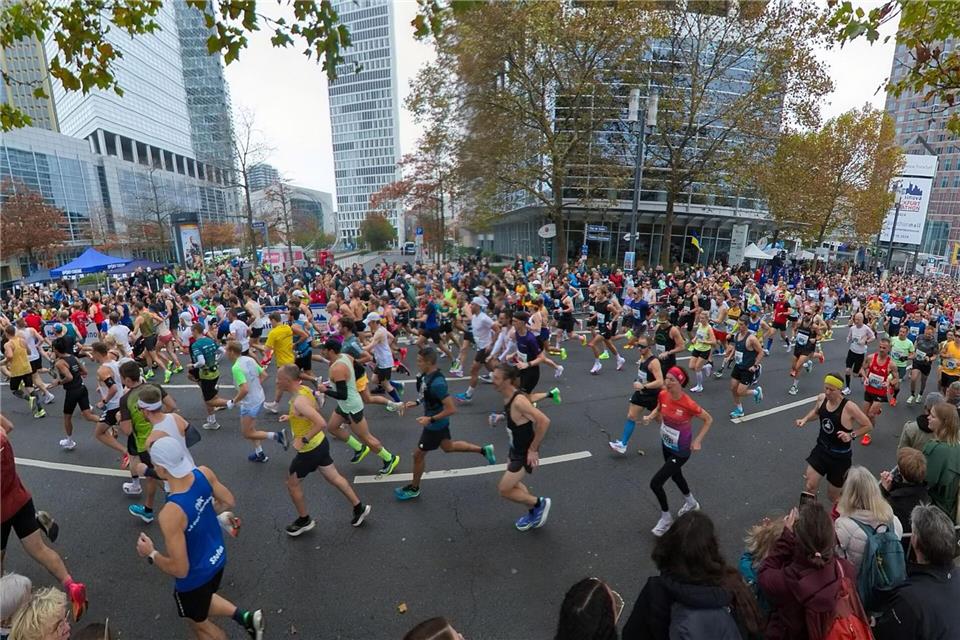 Tausende Menschen werden auch in diesem Jahr wieder beim Frankfurt-Marathon erwartet. (Archivbild)Thomas Frey/dpa